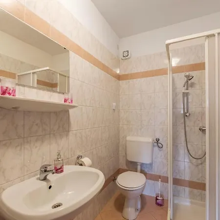 In With House Sea View Апартаменты